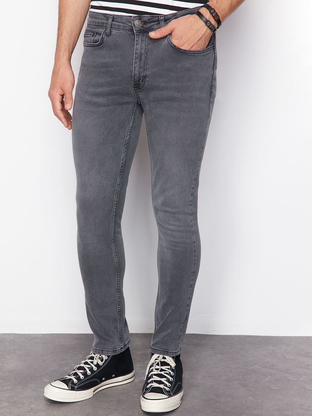 

Trendyol Men Slim Fit Mid-Rise Light Fade Jeans, Grey