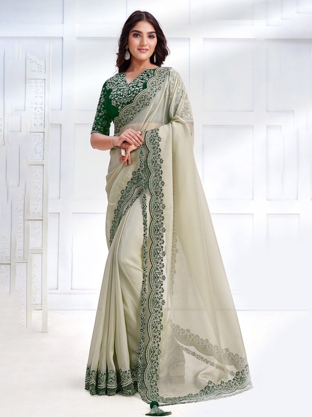 

Nimayaa Women Solid Embroidered Saree, Green