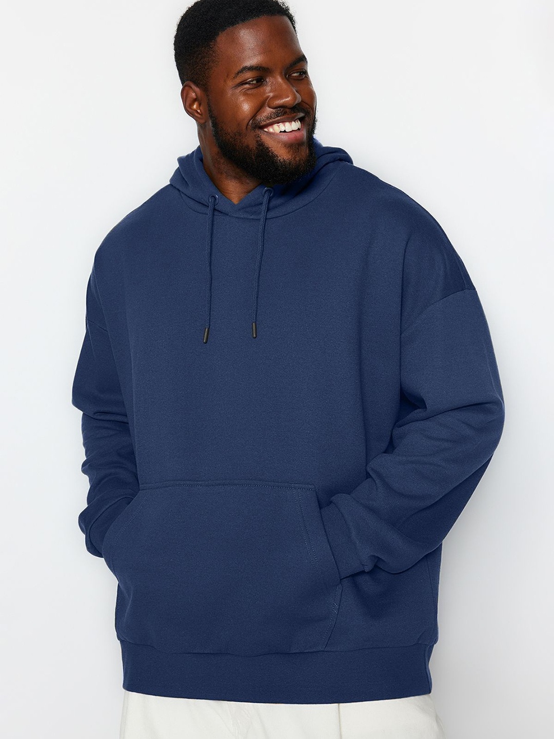 

Trendyol Men Solid Hooded Sweatshirt, Navy blue