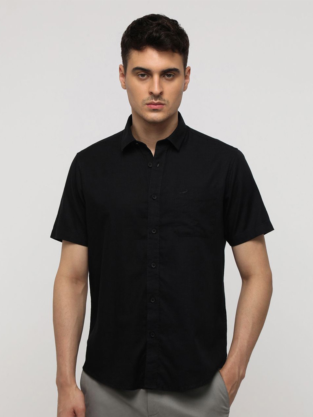 

Crocodile Men Comfort Spread Collar Solid Cotton Casual Shirt, Black