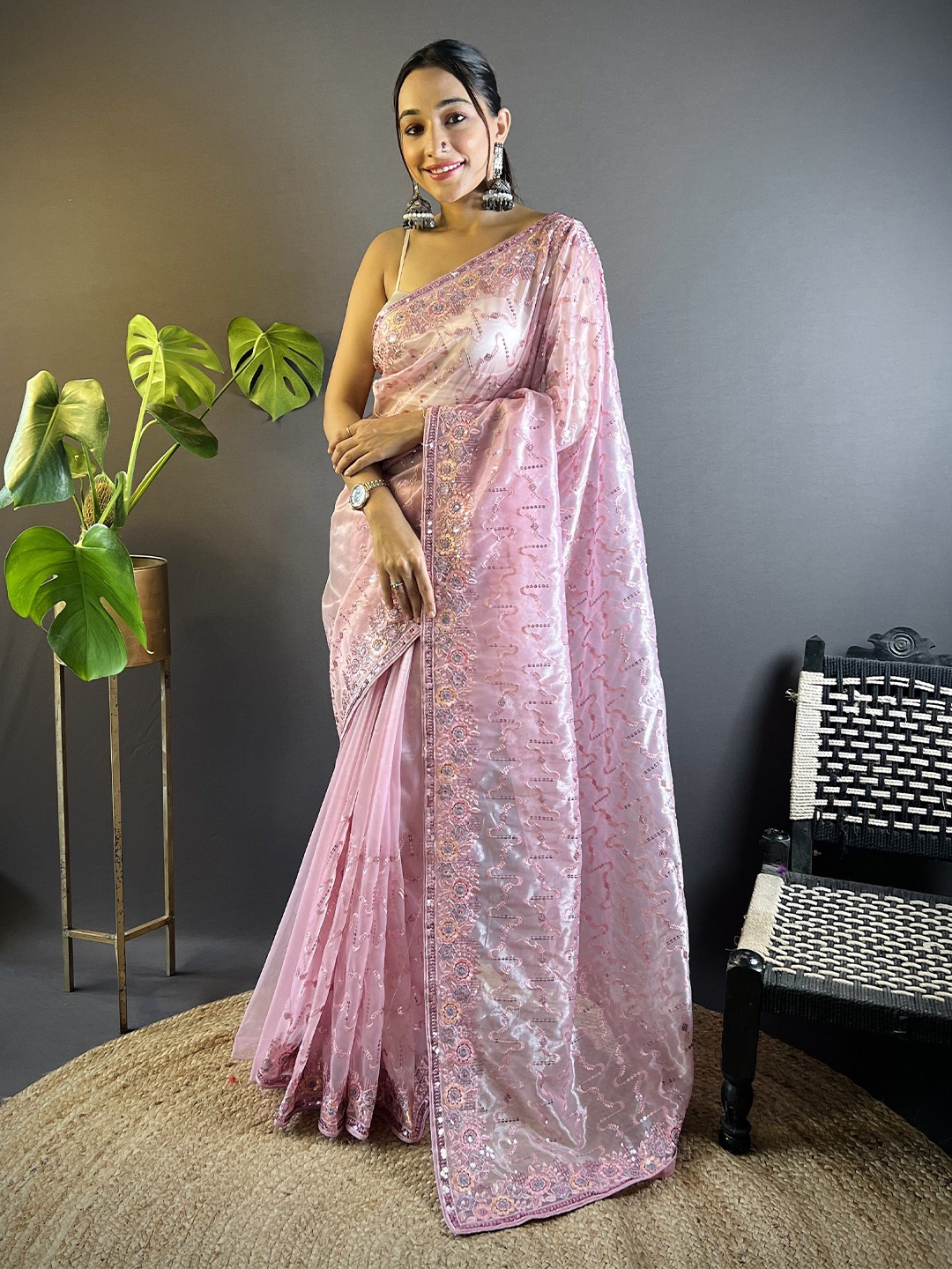 

Munir Women Ethnic Motifs Embroidered Tissue Saree, Pink