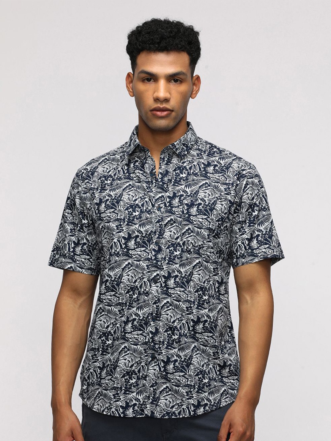 

Crocodile Men Comfort Spread Collar Floral Printed Cotton Casual Shirt, Navy blue