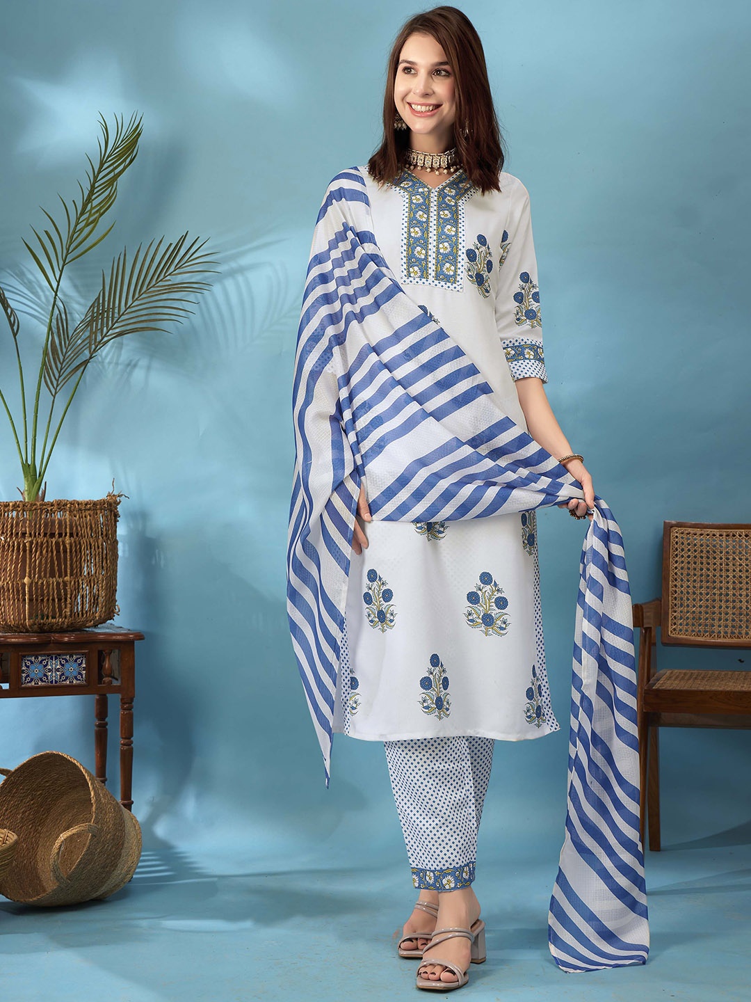 

Anouk Rustic Floral Printed V-Neck Regular Viscose Rayon Kurta with Trousers & Dupatta, White