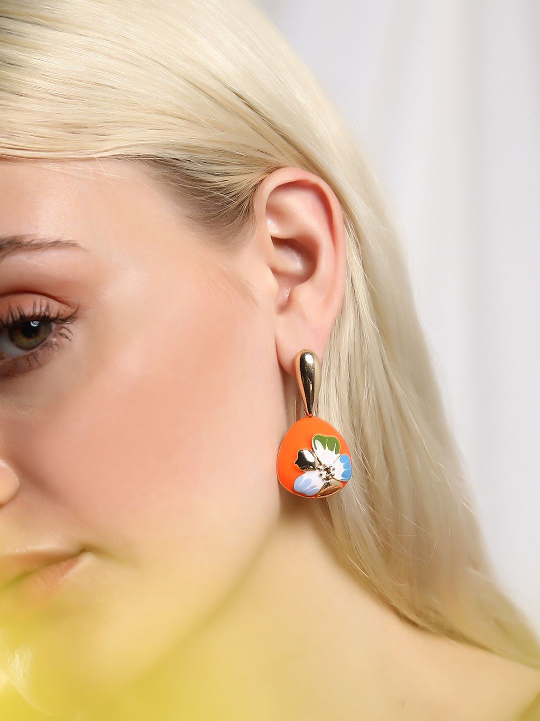 

SOHI Gold-Plated Contemporary Shaped The Hana Drop Earrings
