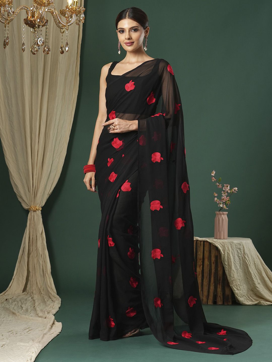 

KALINI Women Embroidered Geometric Printed Saree, Black