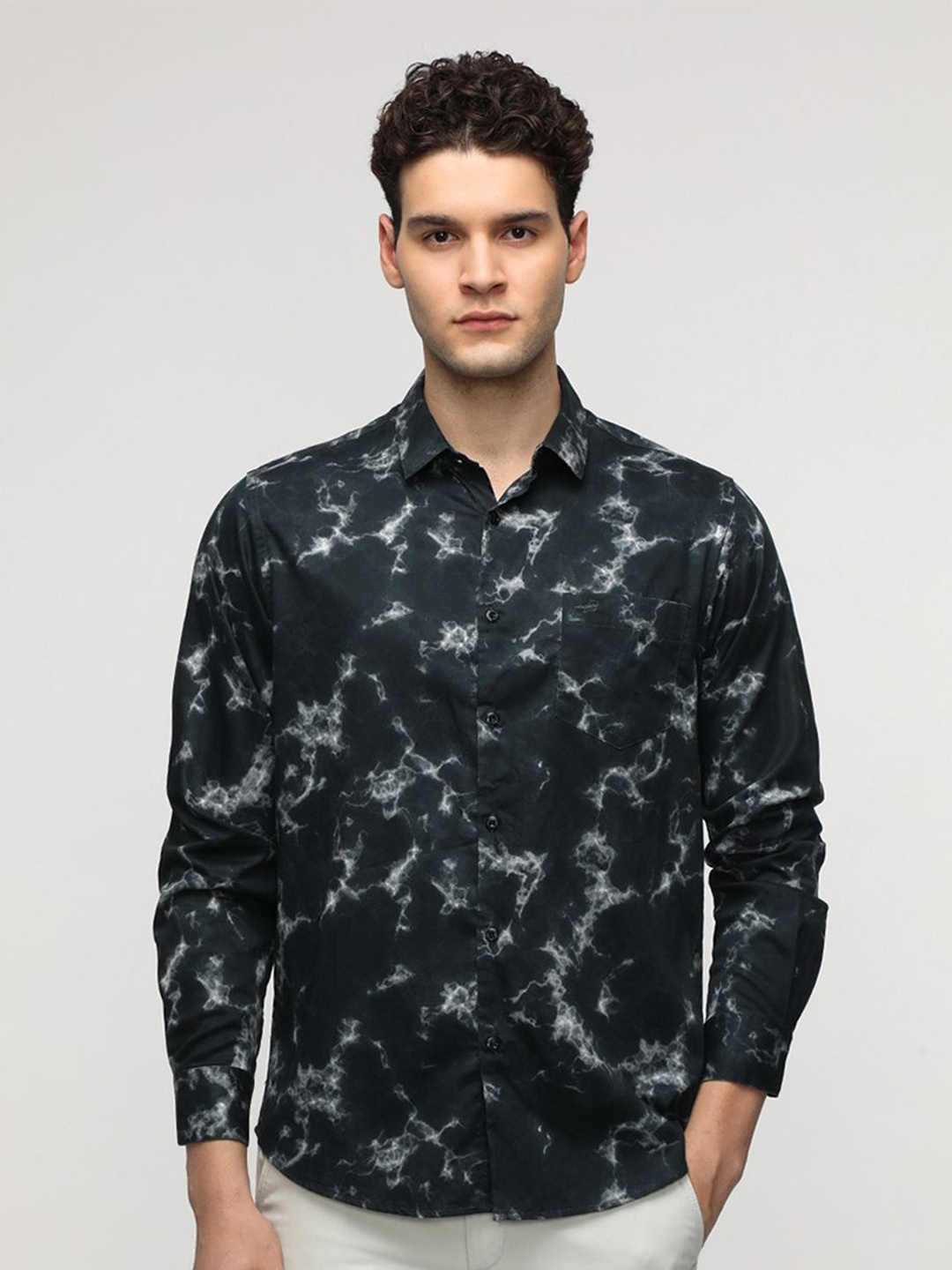 

Crocodile Comfort Abstract Printed Spread Collar Pure Cotton Shirt, Black