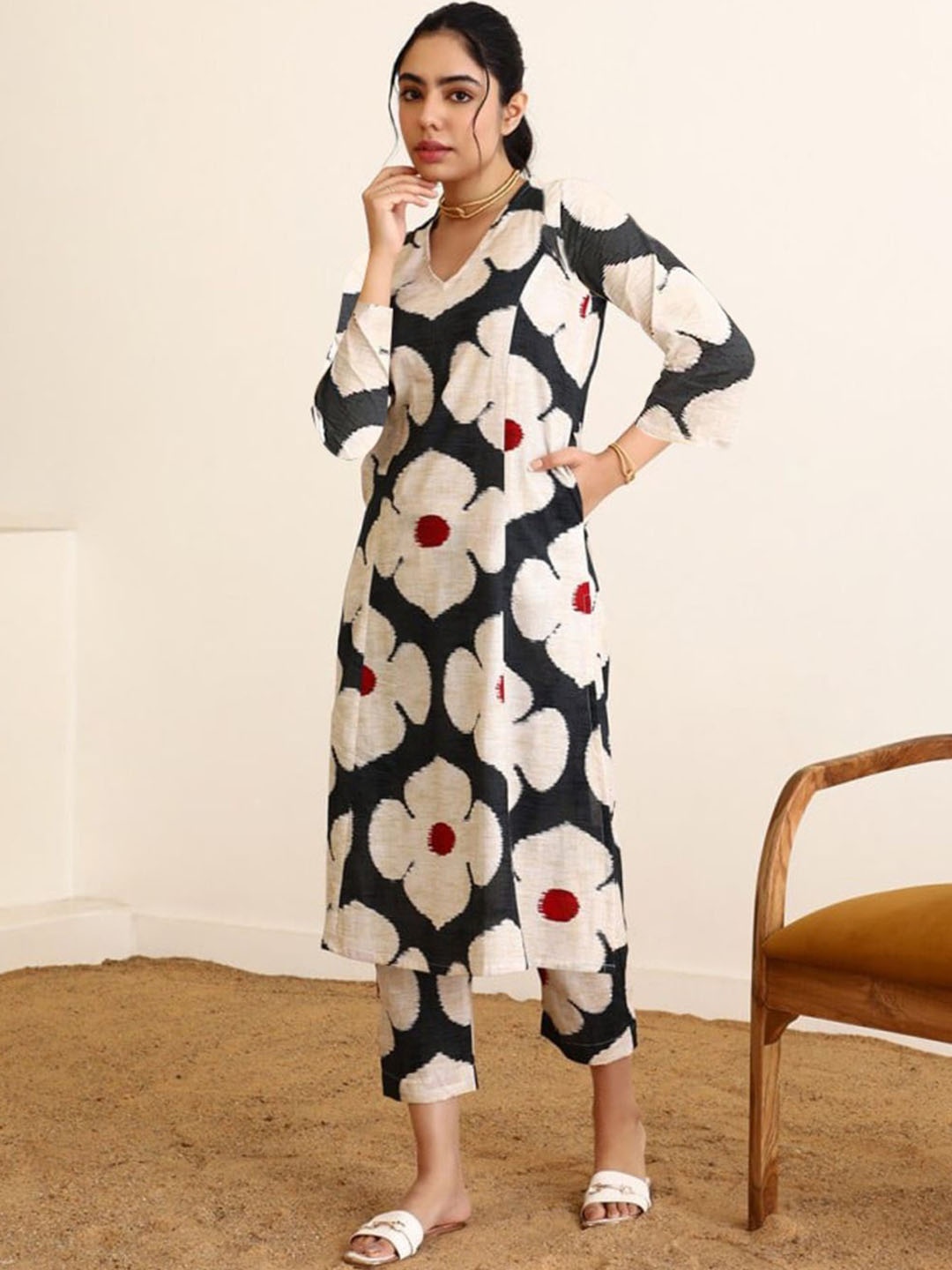 

GoSriKi Floral Printed V Neck Straight Kurta with Trousers, Black