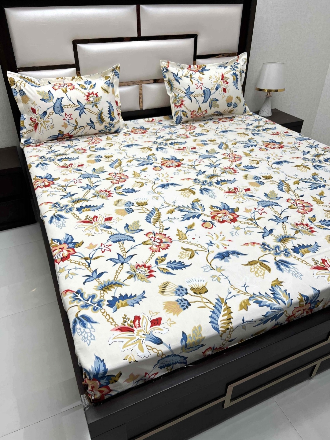 

Pure Decor Amulya White & Blue Floral Cotton 250 TC Queen Bedsheet & 2 Pillow Covers