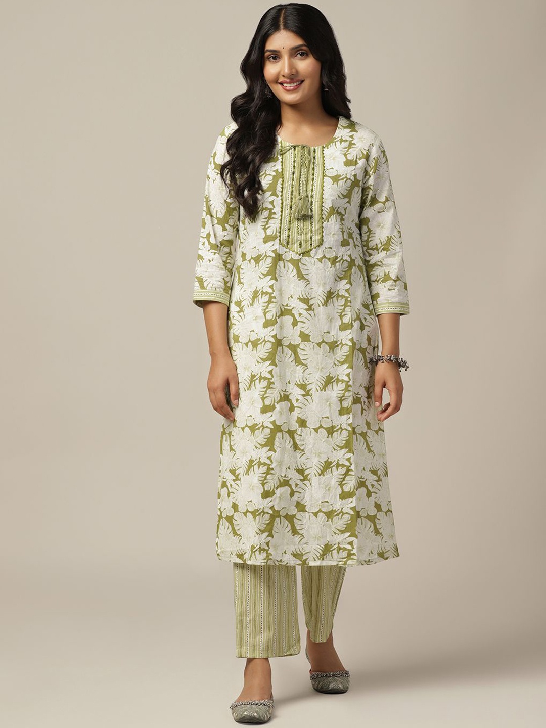 

BAESD Floral Printed Tie-Up neck Regular Straight Kurta with Trousers, Green