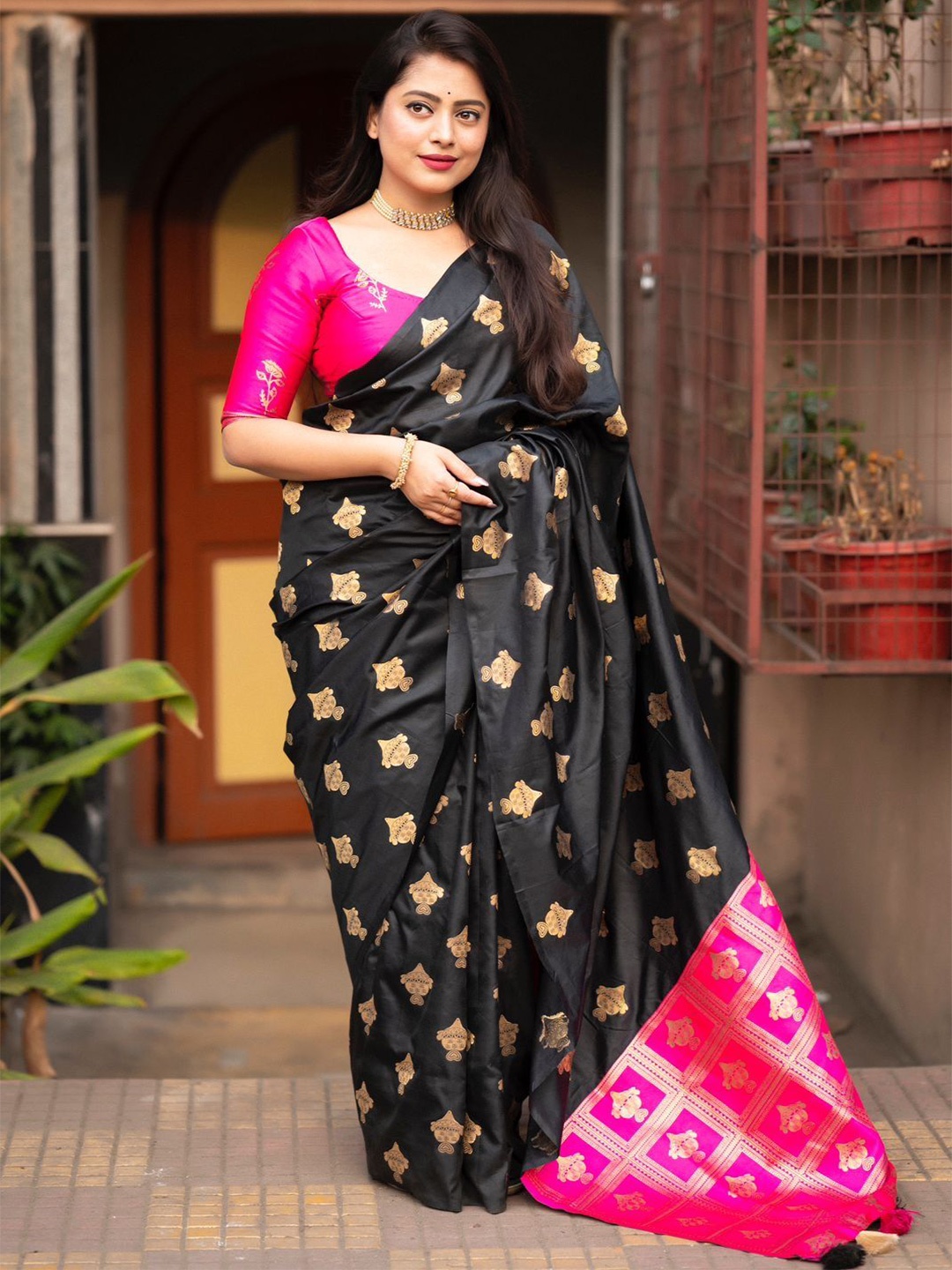 

QENY Woven Design Zari Art Silk Banarasi Saree, Black