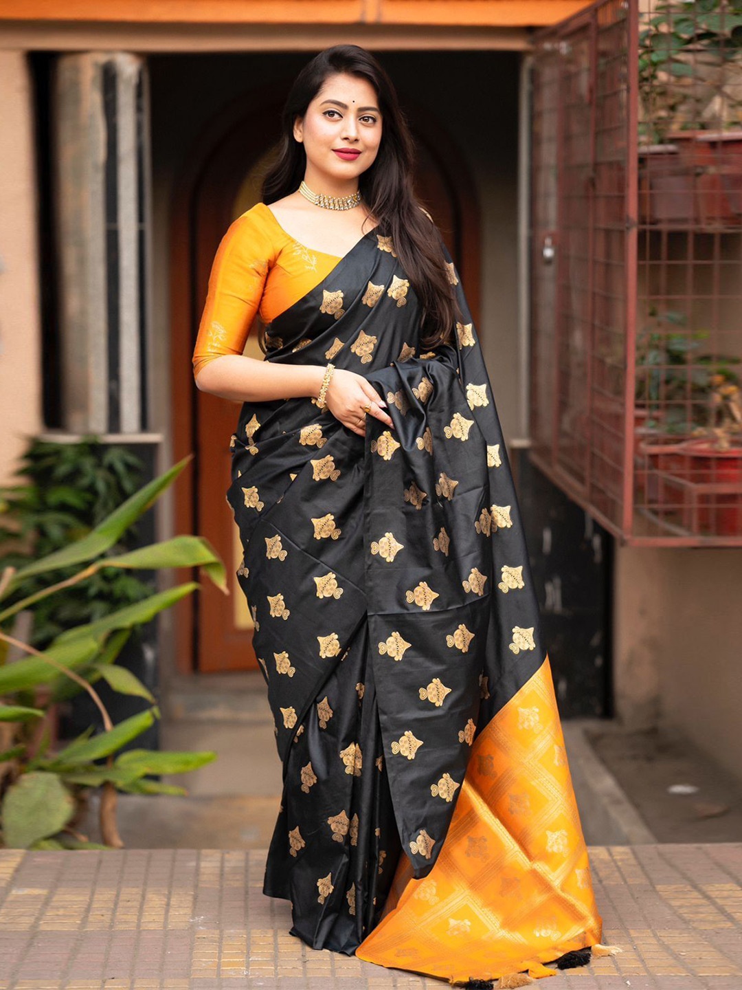 

QENY Woven Design Zari Banarasi Saree, Yellow