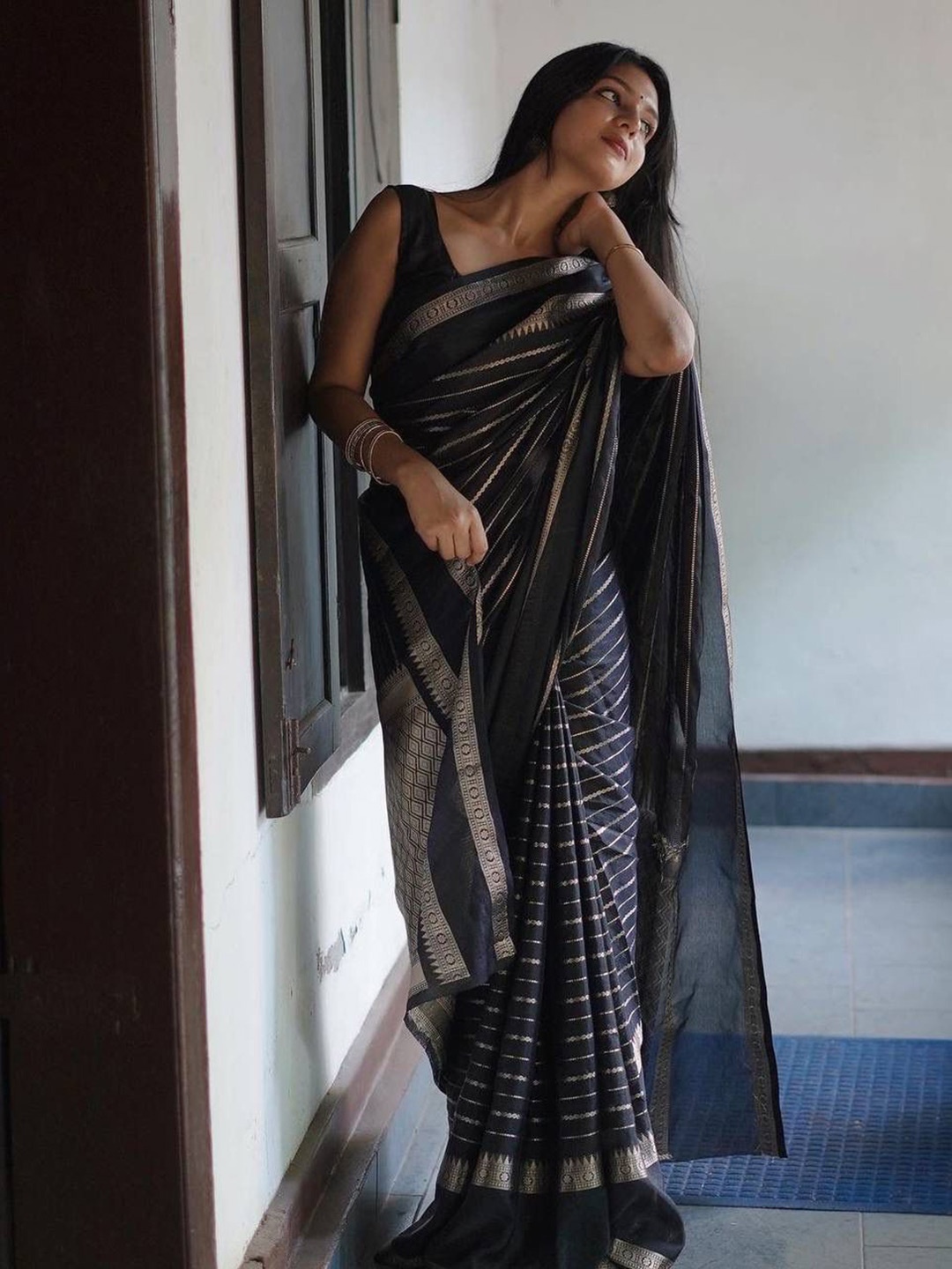 

QENY Woven Design Zari Banarasi Saree, Navy blue