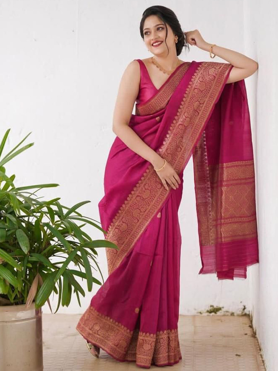 

QENY Woven Design Zari Banarasi Saree, Pink