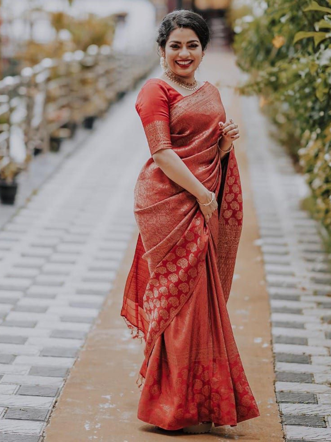 

QENY Woven Design Zari Banarasi Saree, Red