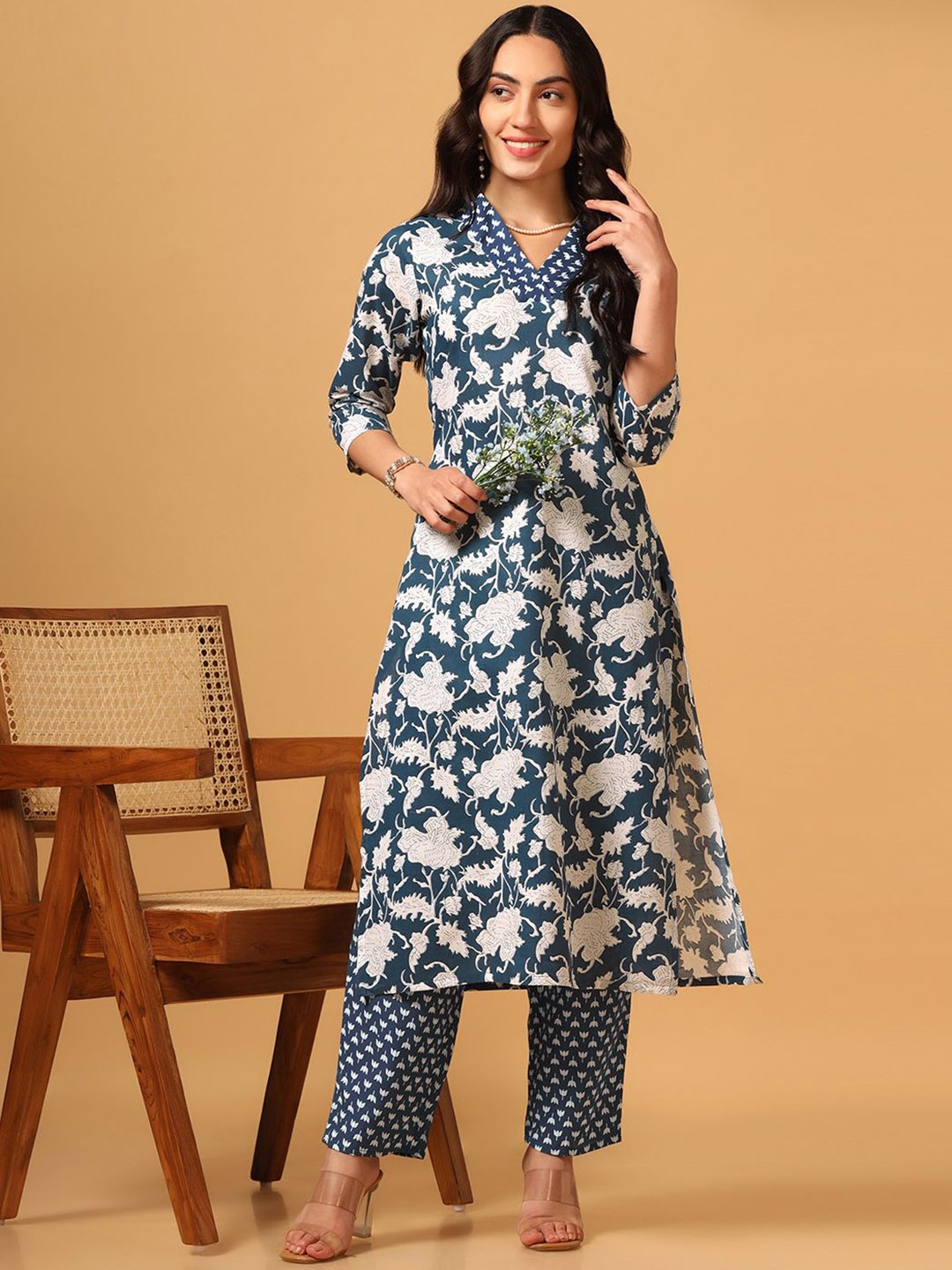 

BAESD Floral Printed Straight Kurta With Trouser, Blue