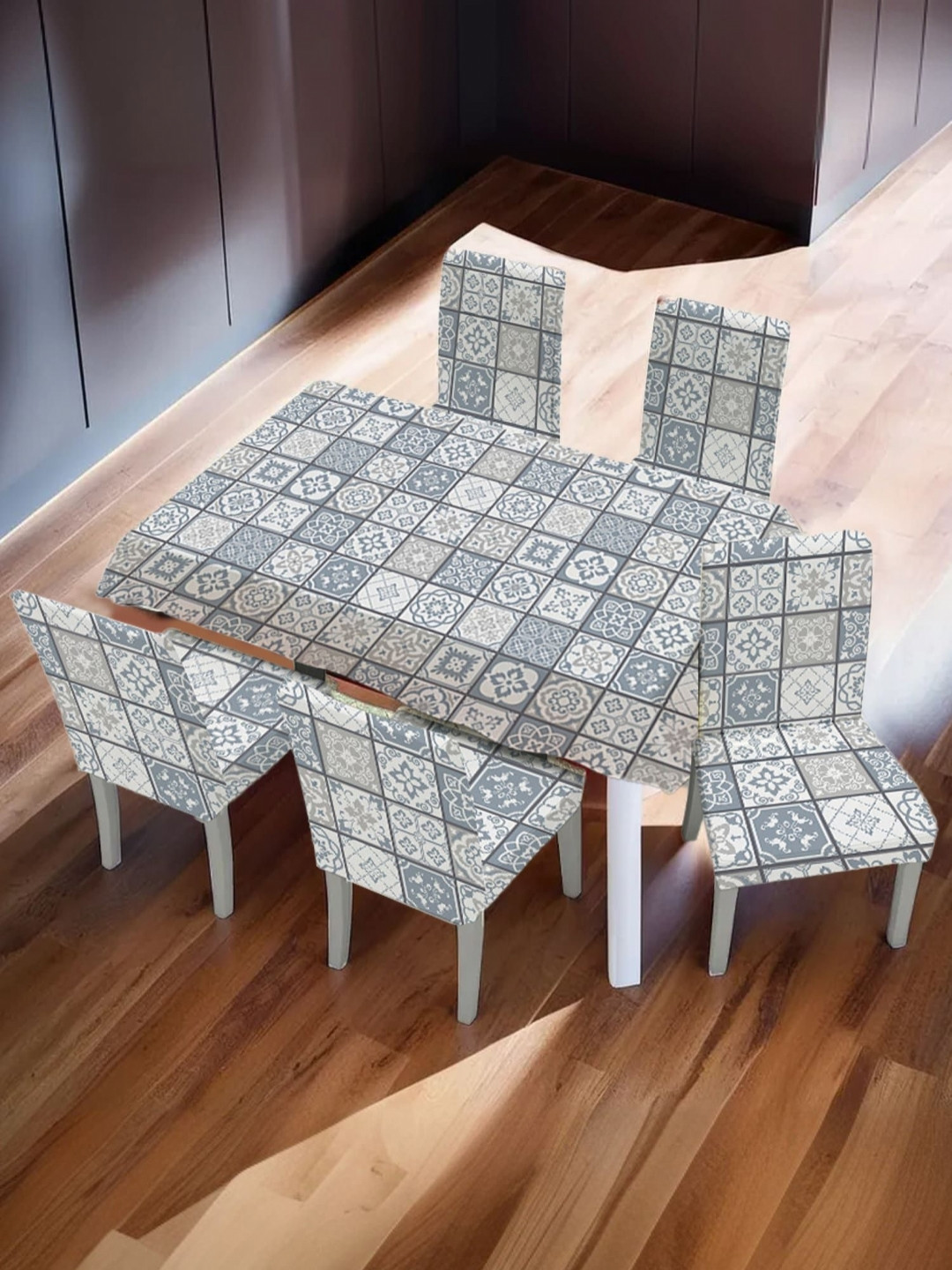 

UMAI Blue & White 7 Pieces Abstract Printed 6 Seater Chair Covers & Table Covers