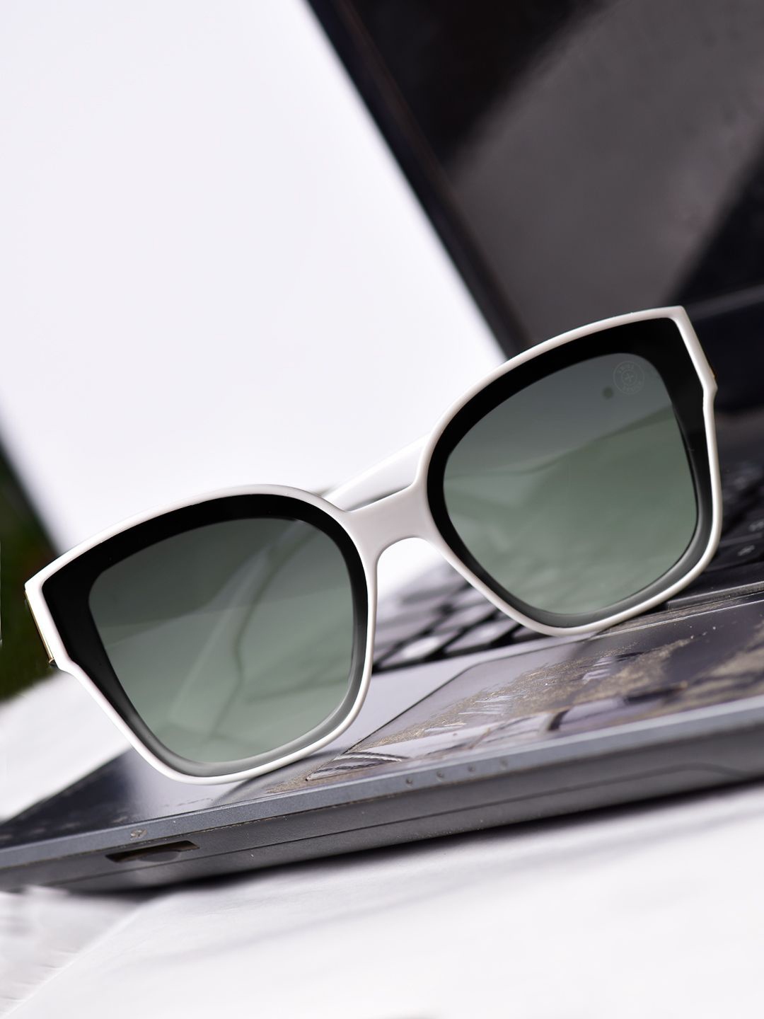 

DressBerry Unisex Browline Sunglasses With UV Protected Lens DBSG24-LH100-WH, White