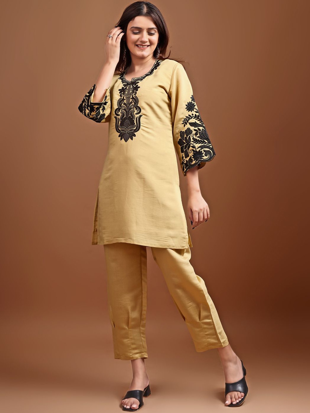 

Tikhi Imli Embroidered Round Neck Tunic With Trousers, Green