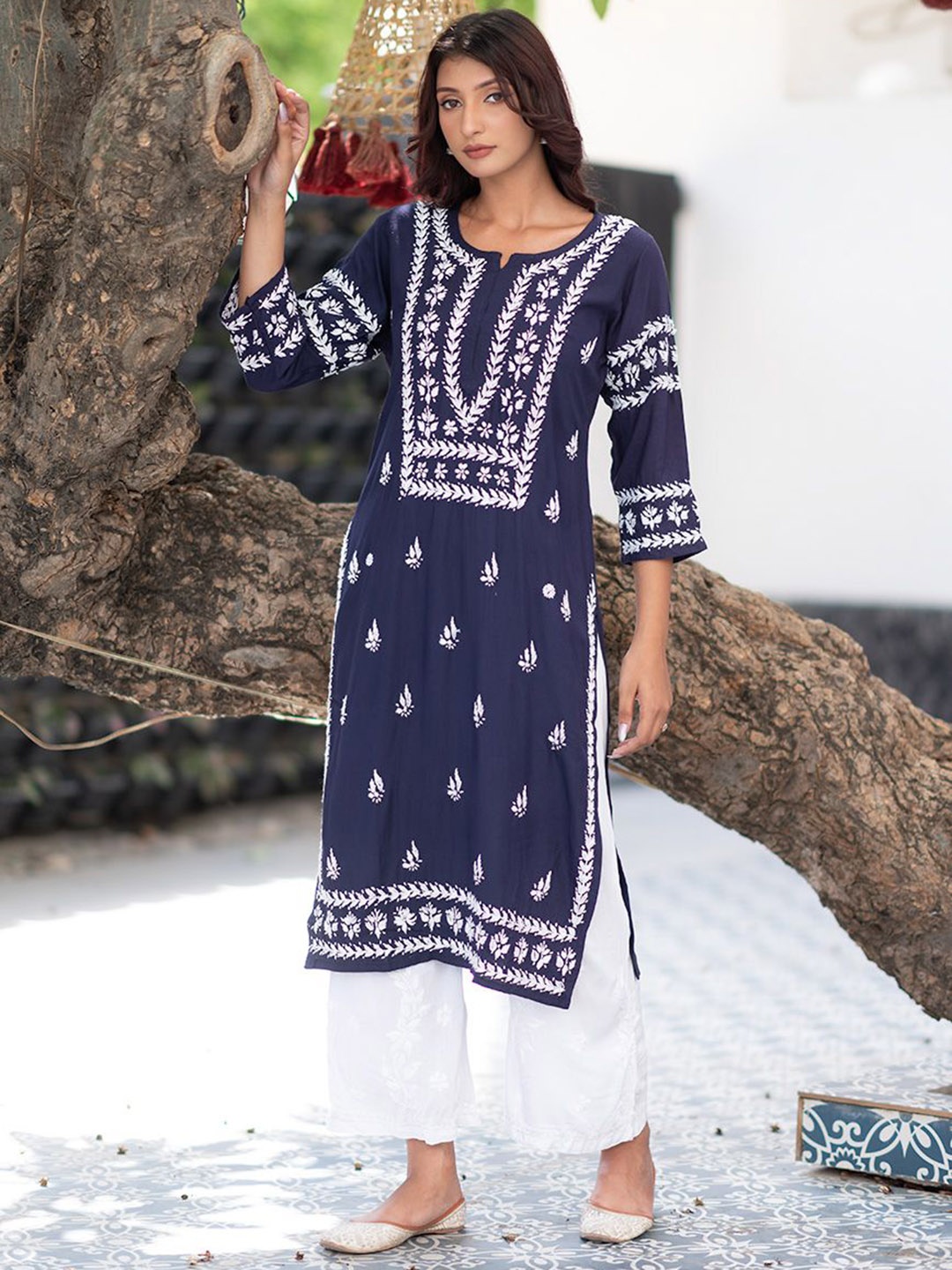 

Rangreza Ethnic Floral Embroidered Chikankari Round Neck Straight Kurta, Navy blue