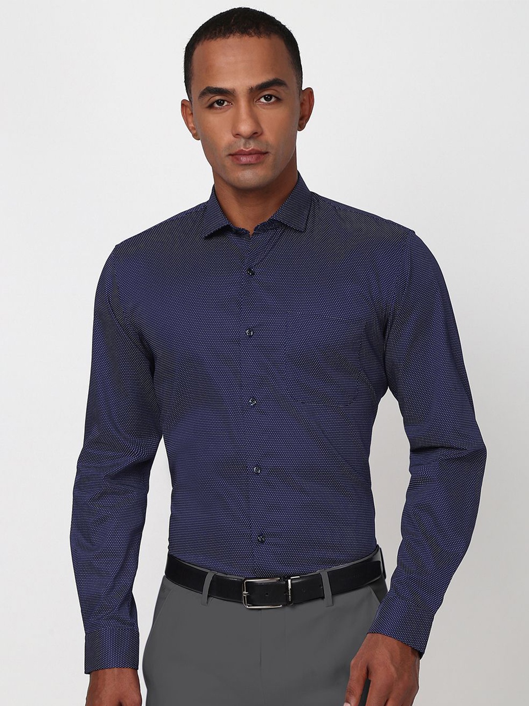 

Peter England Men Cutaway Collar Textured Cotton Formal Shirt, Navy blue