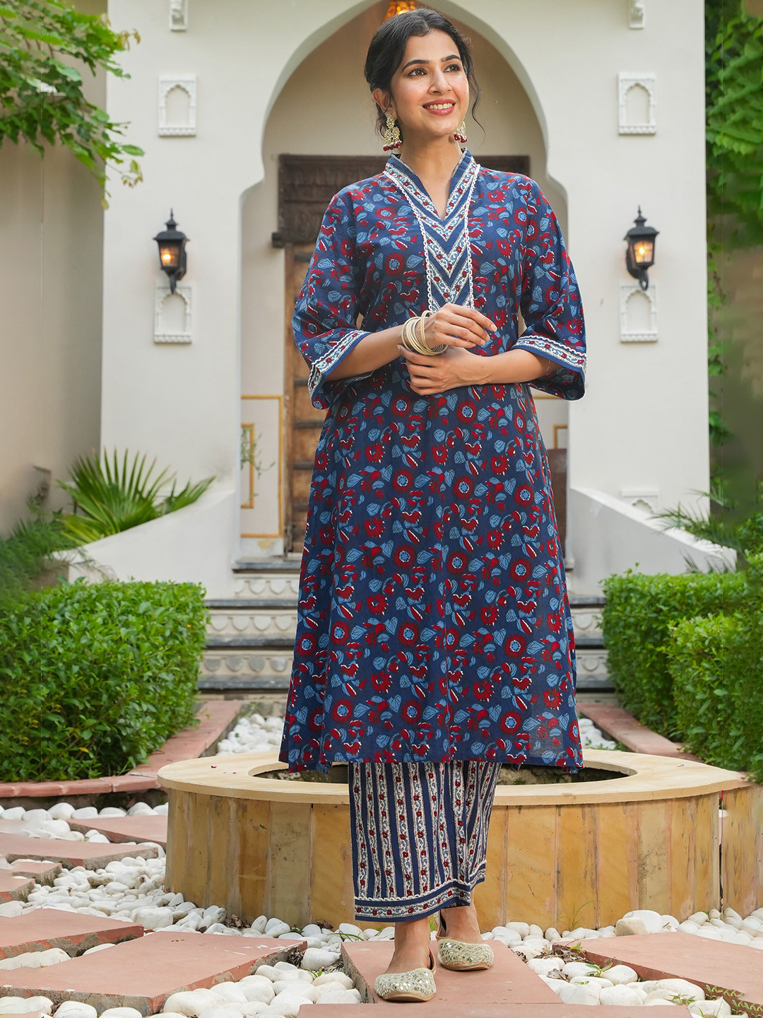 

Aramya Floral Printed V-Neck Pure Cotton Straight Kurta With Trousers, Blue