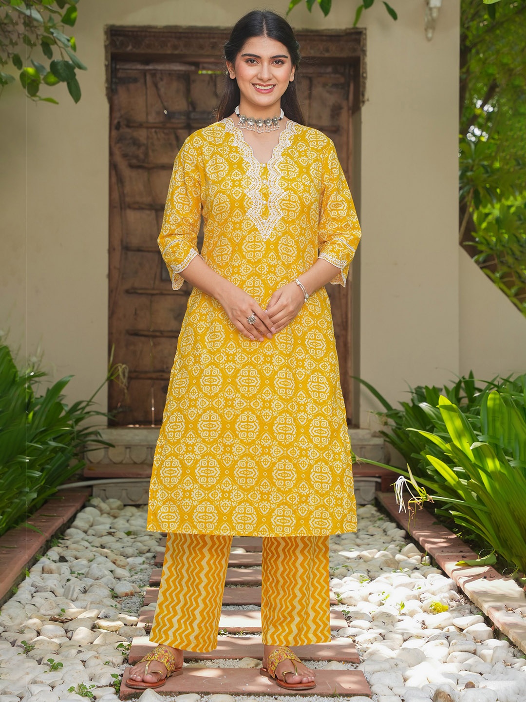 

Aramya Cotton Geometric Straight Kurta, Yellow