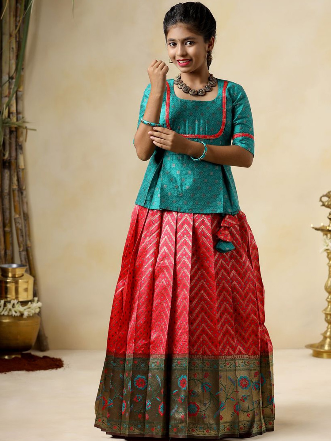 

SHIVANGI clothing Girls Lehenga Choli, Red