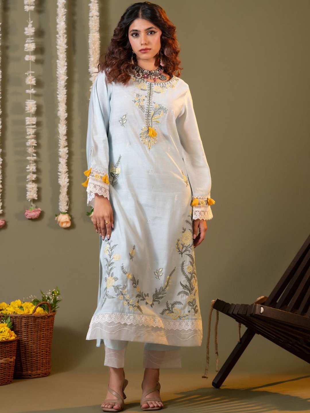 

HEEPOSH Floral Embroidered Straight Kurta with Trousers & Dupatta, Blue