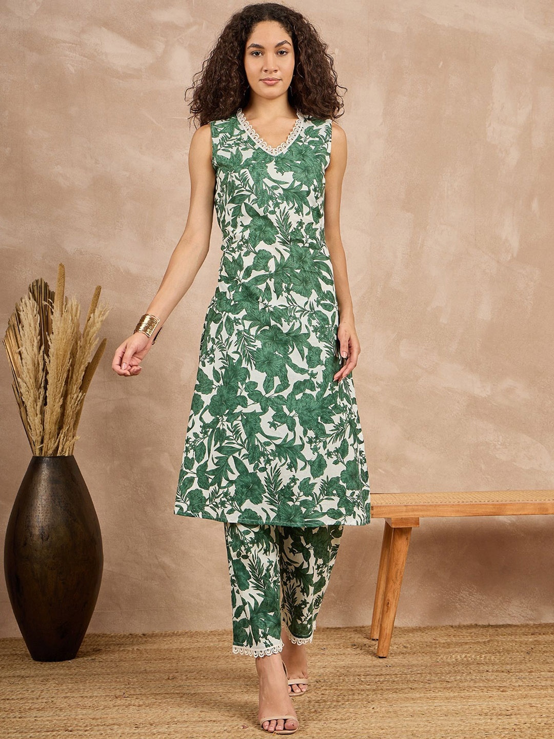 

all about you Green Floral Printed Lace Pure Cotton Straight Kurta With Trousers