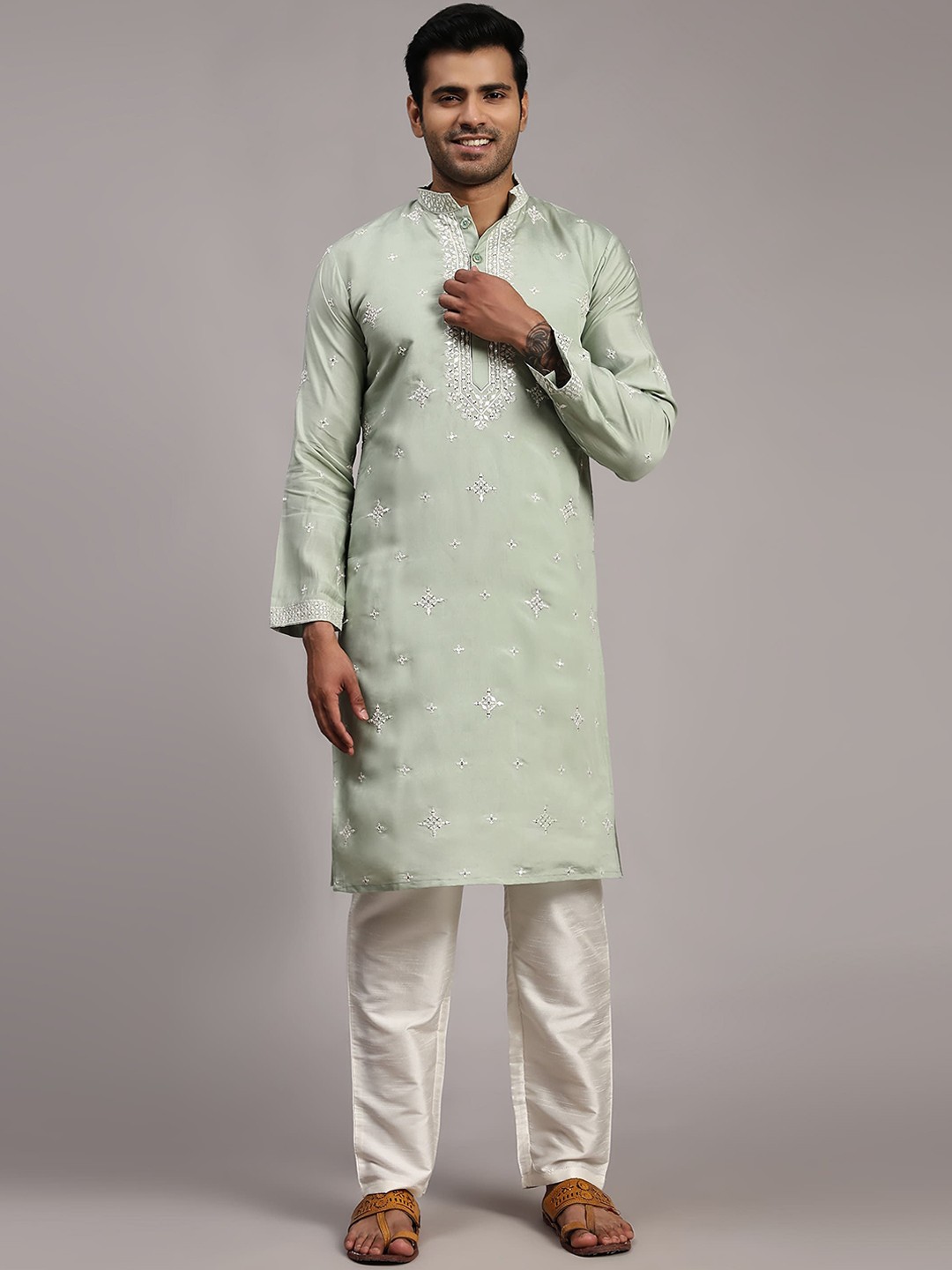 

Rawayi Ethnic Motifs Embroidered Thread Work Mandarin Collar Silk Straight Kurta, Green