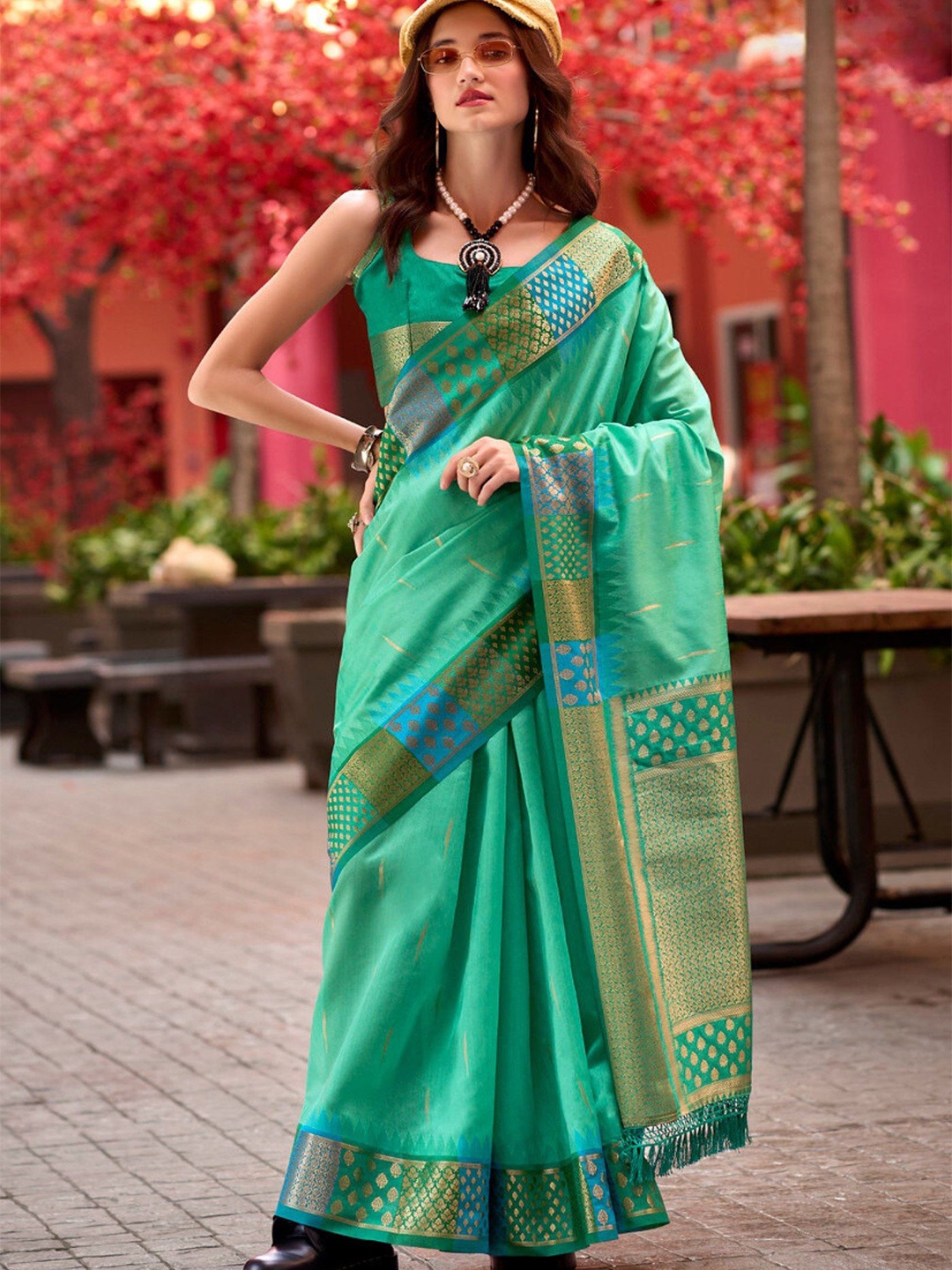 

MySilkLove Woven Design Zari Banarasi Saree, Green
