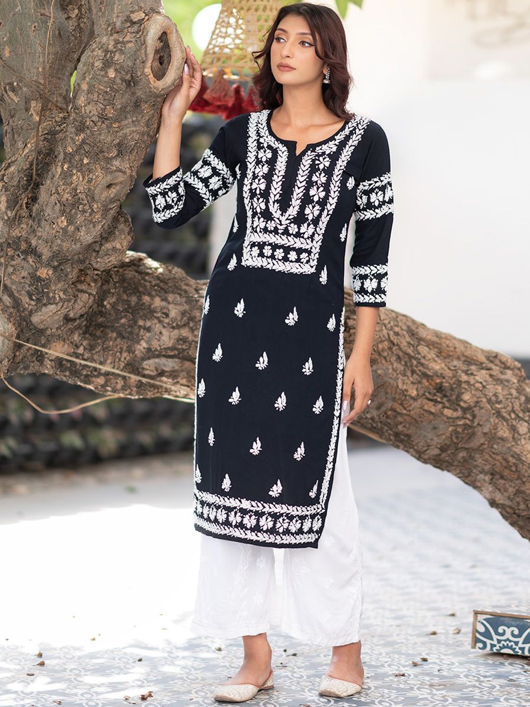 

Rangreza Ethnic Floral Embroidered Chikankari Round Neck Straight Kurta, Black