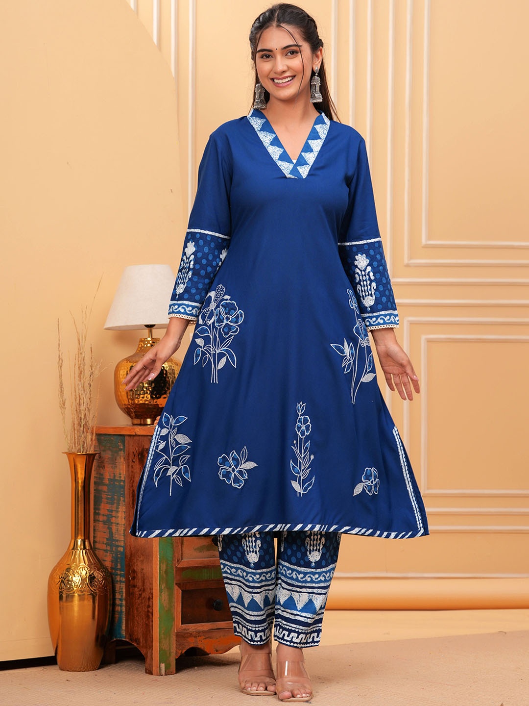 

BAESD Floral Printed V-Neck Regular A-Line Kurta with Trousers, Blue