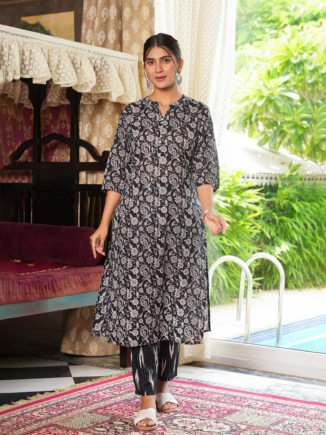 

Aramya Floral Printed Mandarin Collar Pure Cotton Straight Kurta With Ikat Trousers, Black