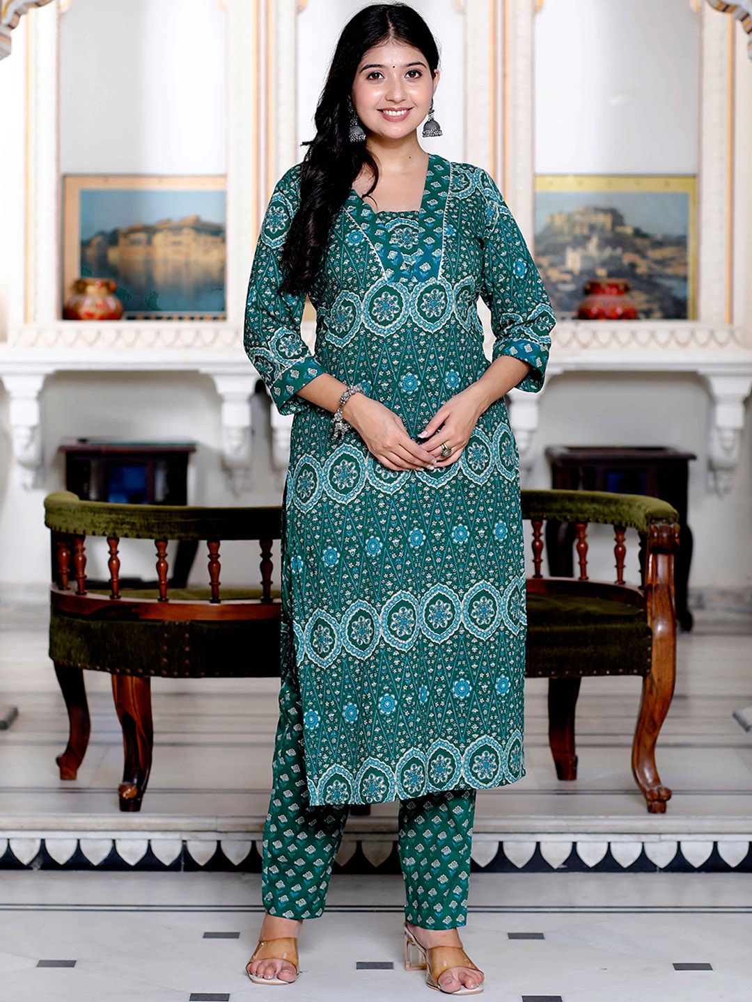 

MIRAVAN Floral Printed Gotta Patti Pure Cotton Straight Kurta With Palazzos, Green