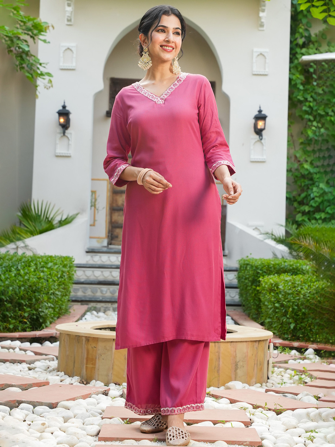 

Aramya Thread Work V Neck Straight Kurta With Palazzos, Pink