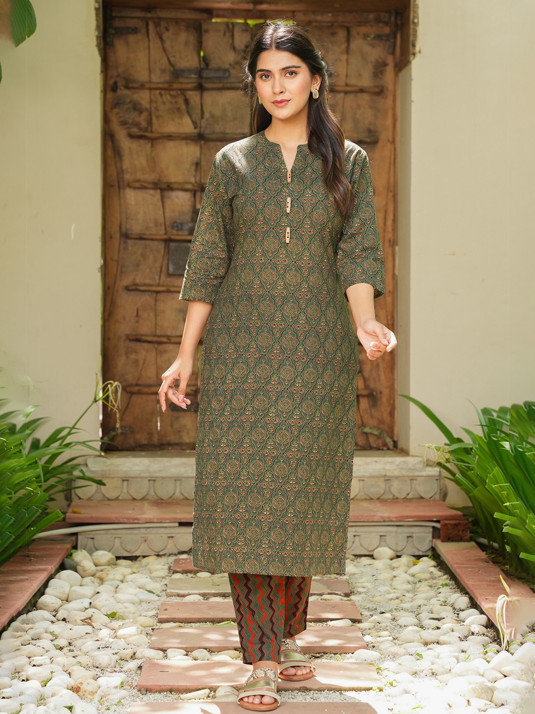 

Aramya Ethnic Motifs Printed Mandarin Collar Straight Kurta, Green