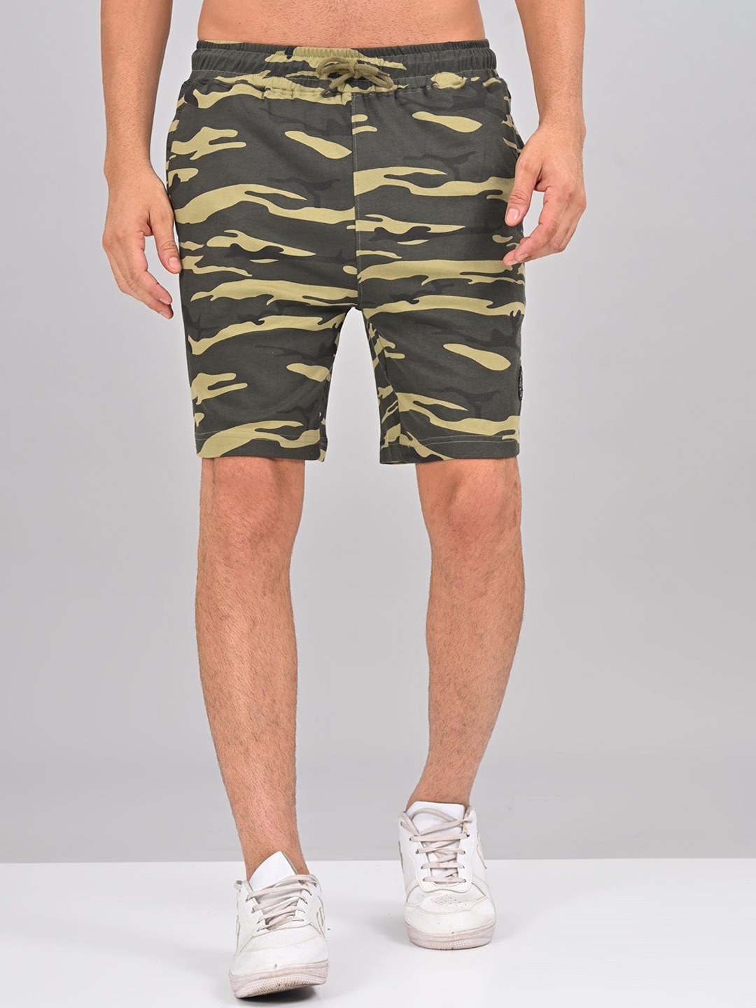 

Masculino Latino Plus Men Camouflage Printed Mid-Rise Shorts, Green