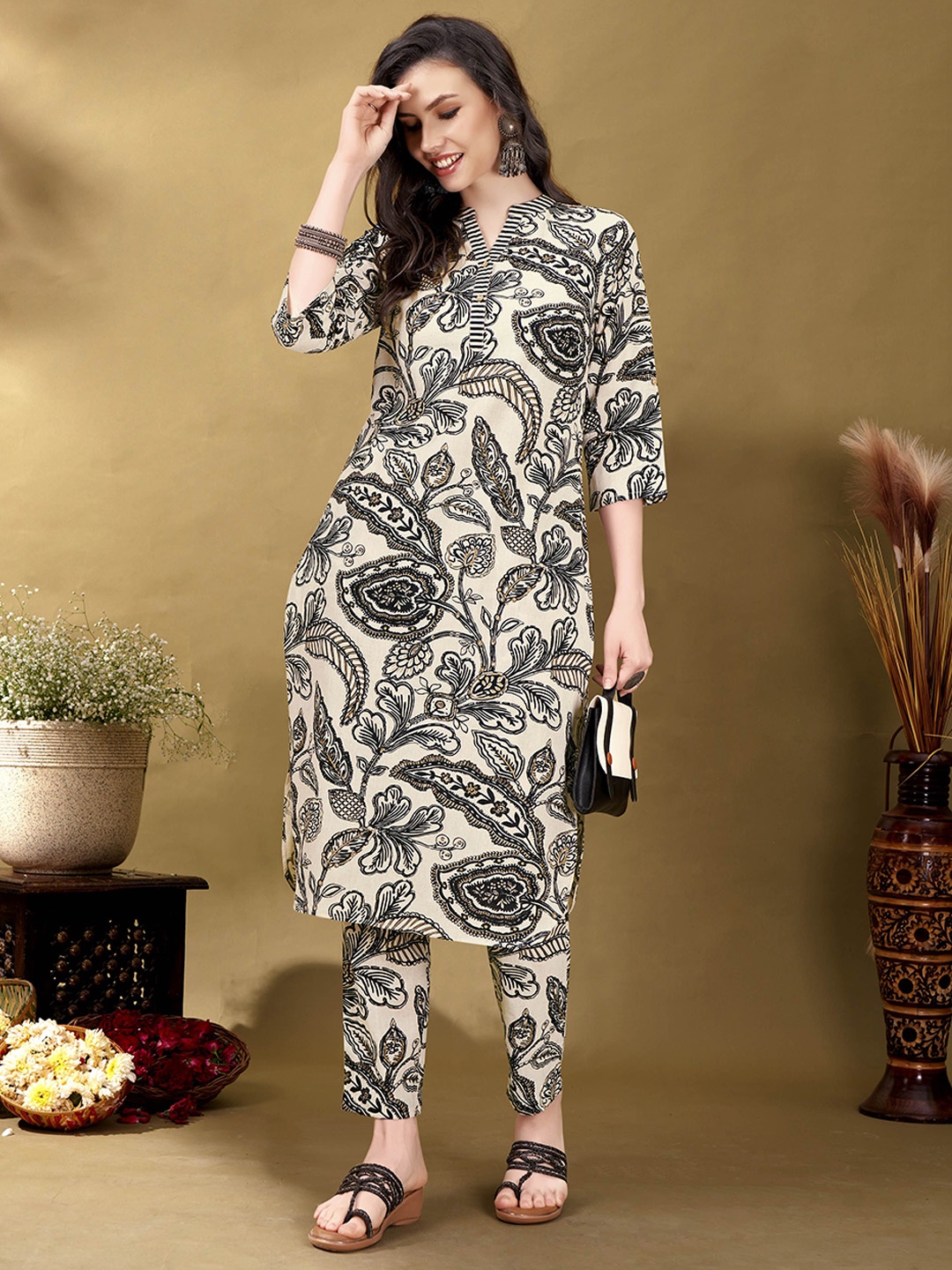 

Anouk Printed Mandarin Collar Kurta With Trouser, Black