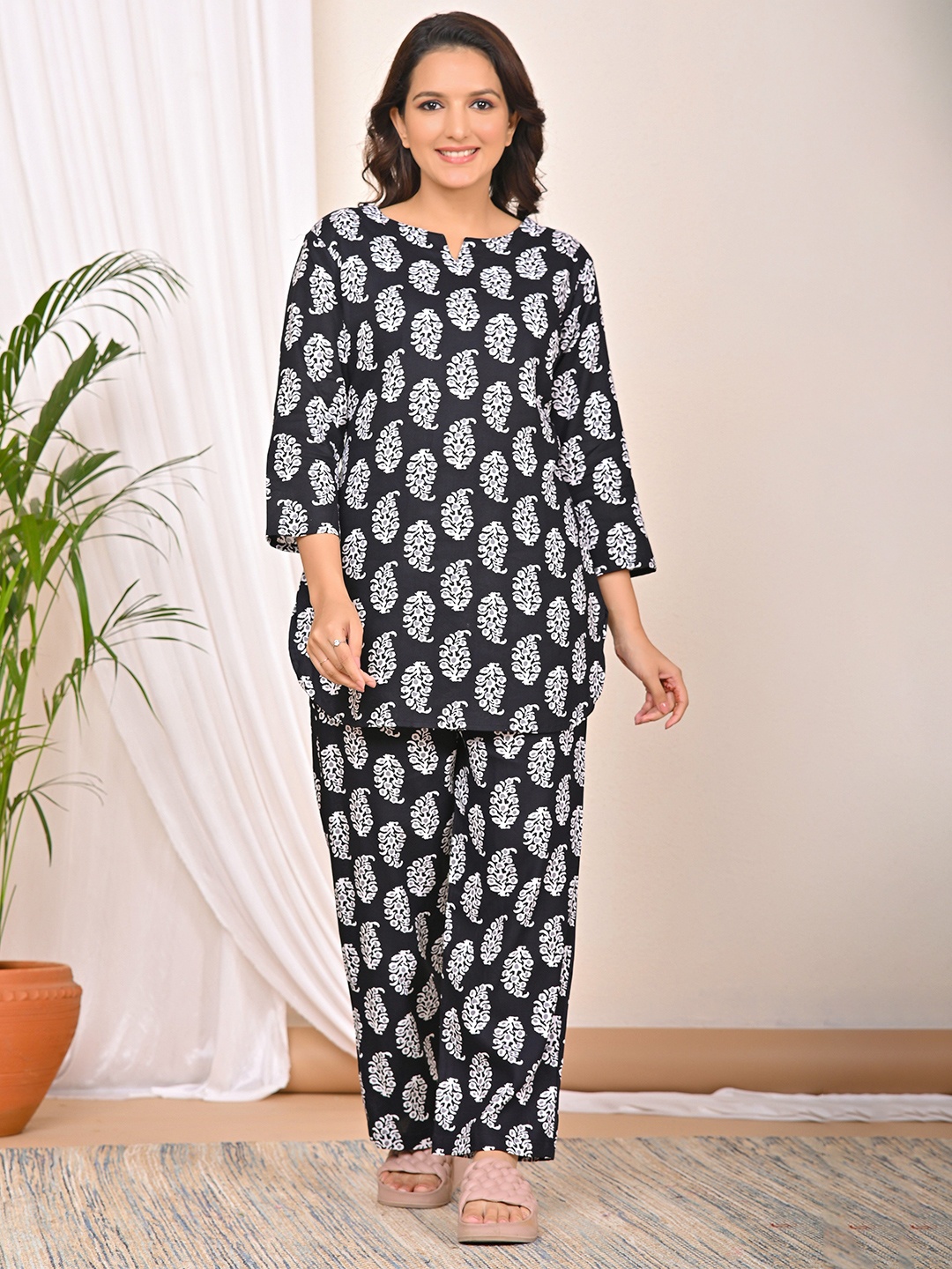 

TREND ME Women Printed Pure Cotton Night Suit, Black