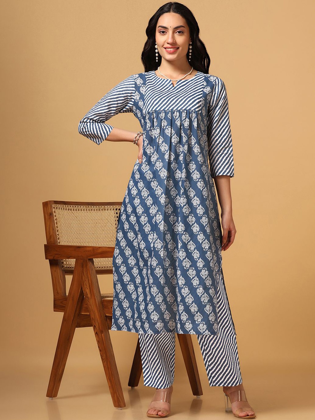 

BAESD Floral Printed Straight Kurta With Trouser, Blue