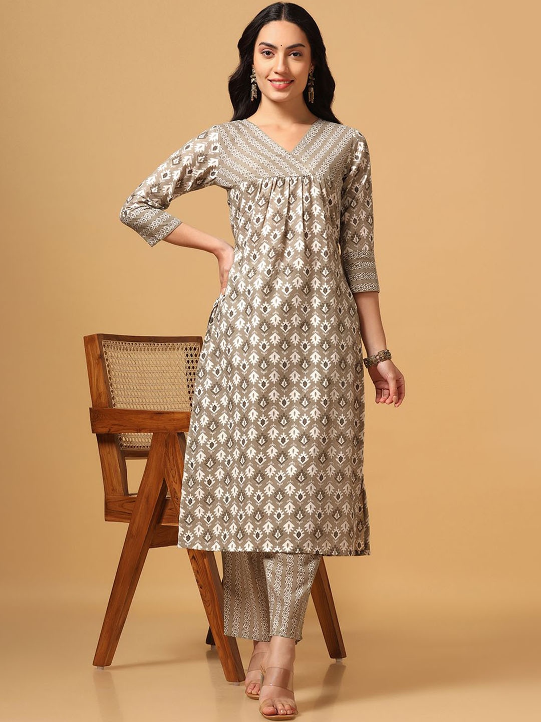 

BAESD Floral Printed Straight Kurta With Trouser, Grey