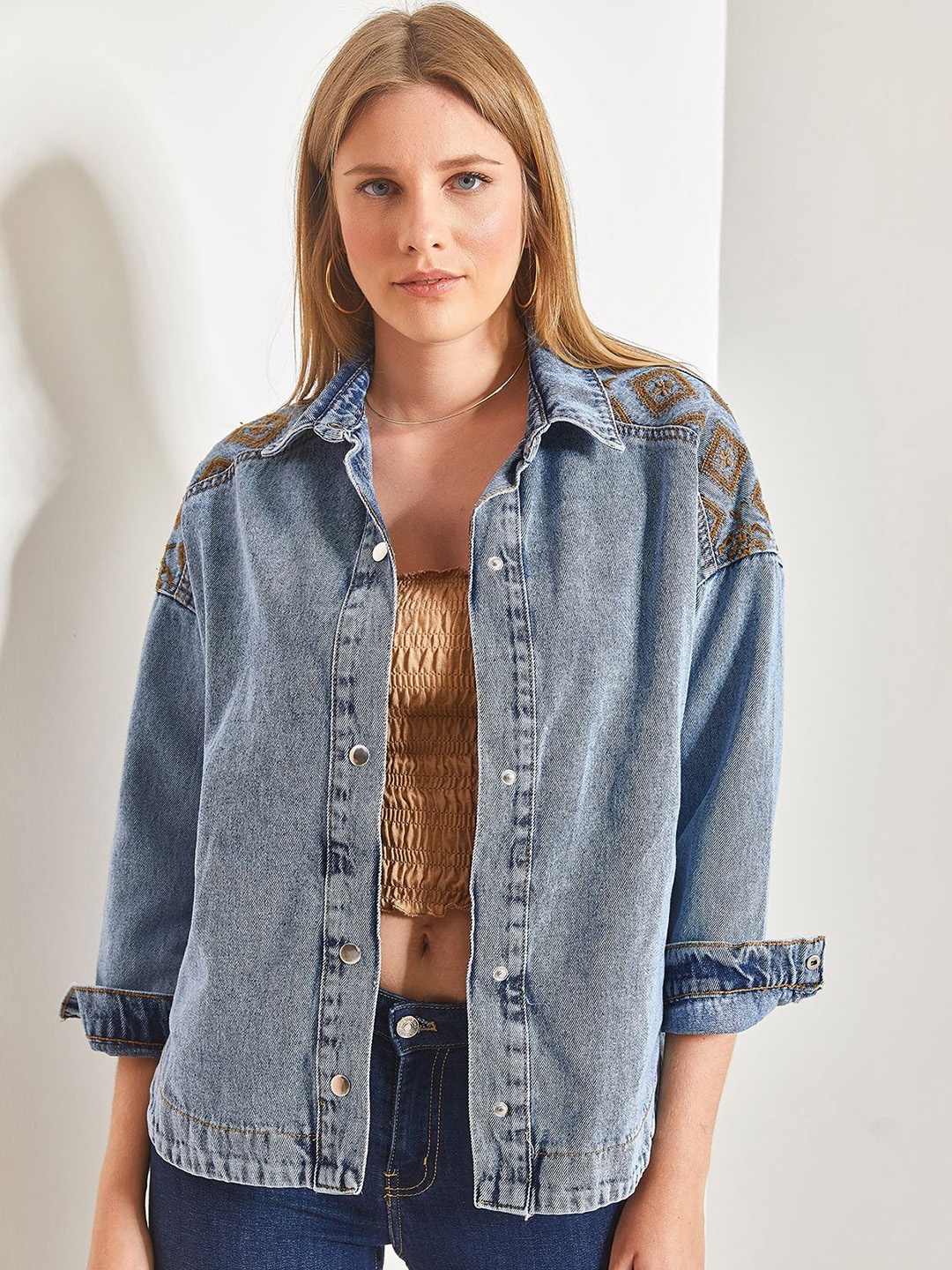 

BIANCO LUCCI Women Washed Crop Denim Jacket with Embroidered, Na