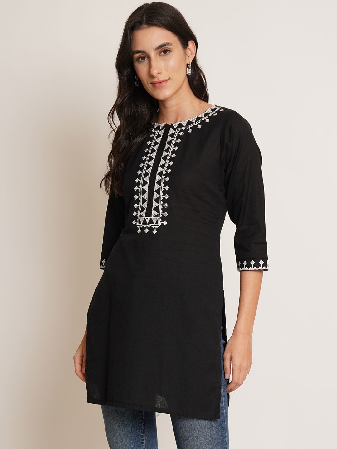 

Brownverse Floral Embroidered Cotton Straight Kurta, Black