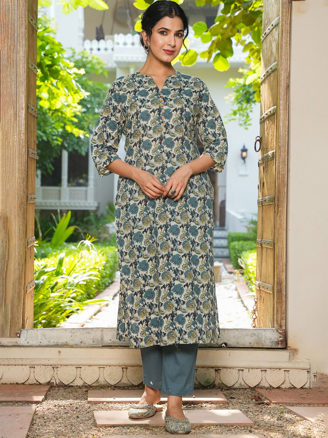 

Aramya Floral Printed Mandarin Collar Pure Cotton Straight Kurta With Trousers, Blue