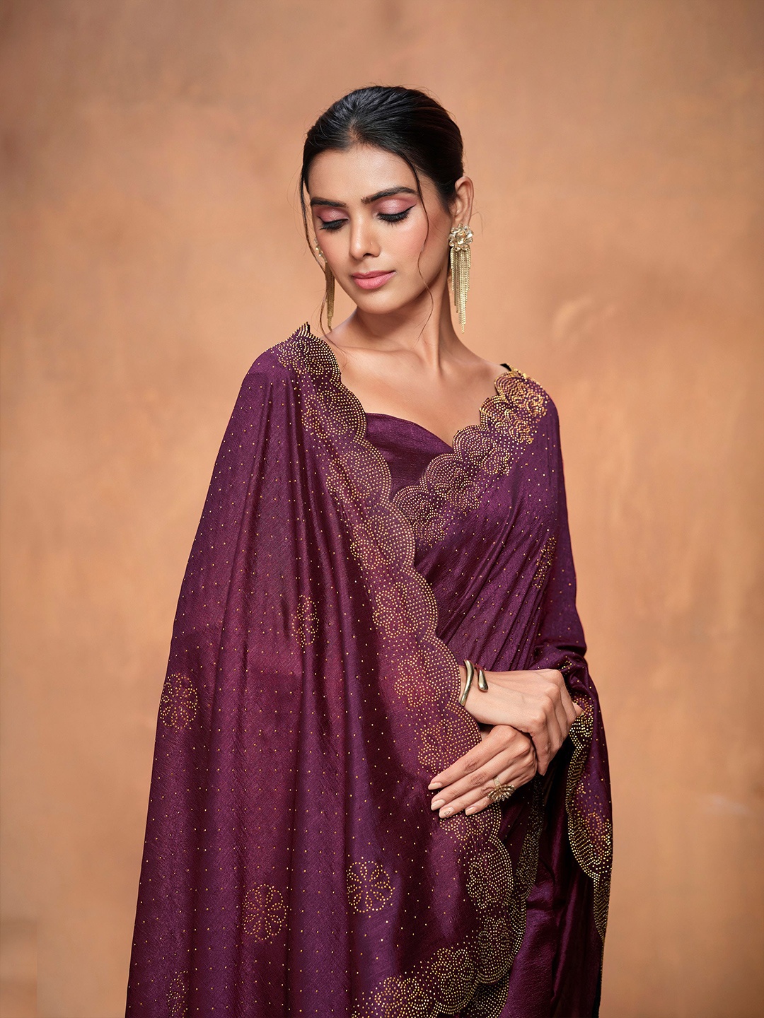 

Sangria Floral Beads and Stones Silk Blend Saree, Burgundy