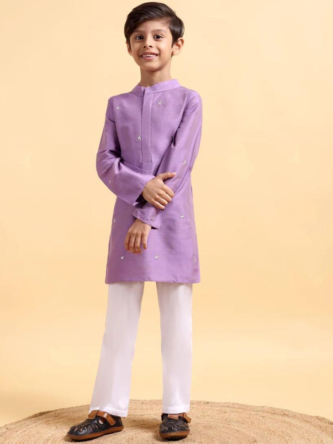 

Mera Rang Boys Floral Embroidered Cotton Silk Straight Kurta With Pyjamas, Mauve