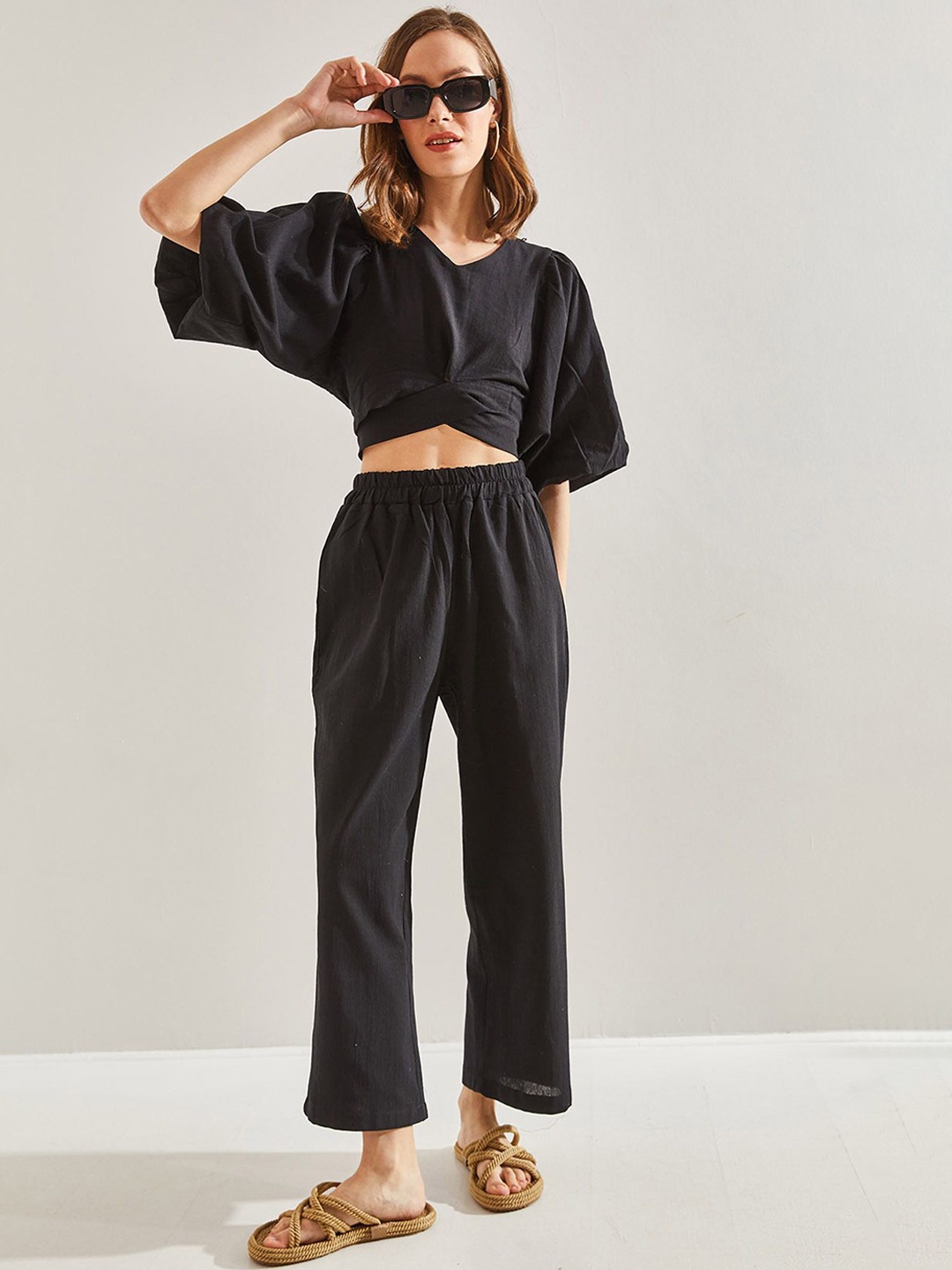 

BIANCO LUCCI Puffed Sleeves Crop Top With Trouser, Black