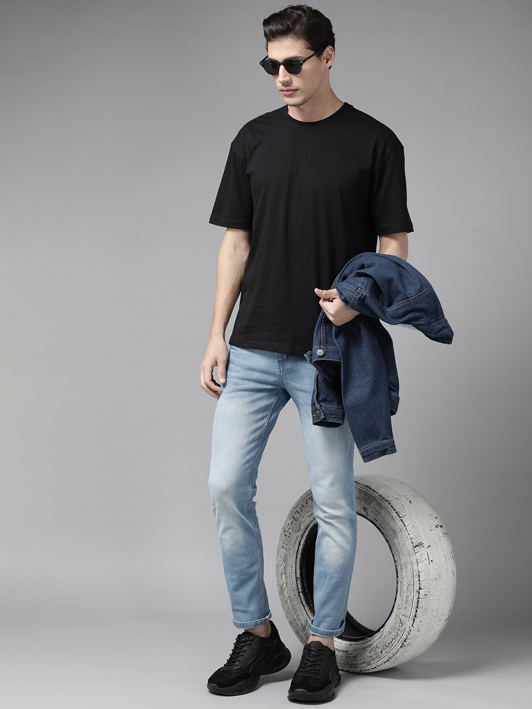 

The Roadster Lifestyle Co Men Black Pure Cotton Solid Relaxed Fit T-shirt