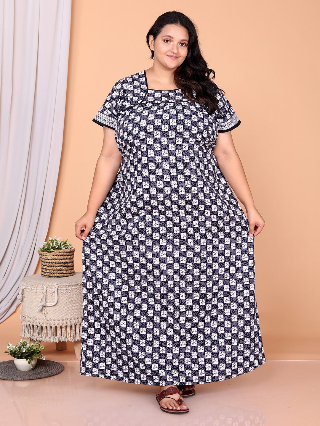 

JAIPZZ APPARELS Printed Maxi Nightdress, Black